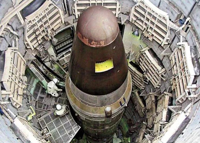 1980年，两个美国士兵正维护洲际导弹，突然一个扳手套筒掉落，竟砸破燃料箱，致使