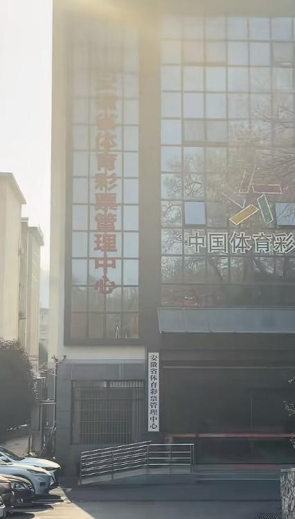 疑似1000万大乐透头奖女得主自驾豪车去安徽省中心领奖，慨叹“中彩票跟捡钱一样，