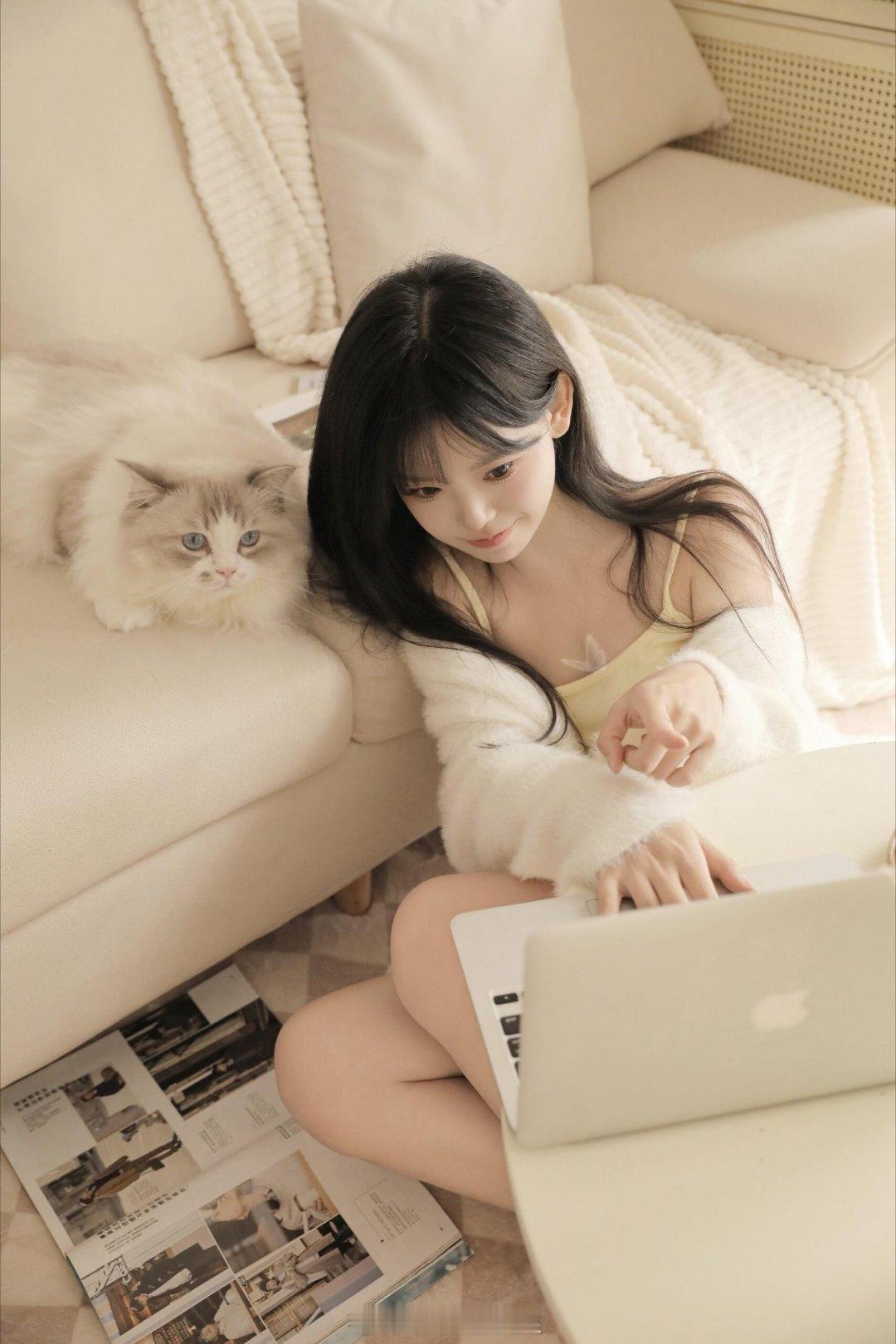 18岁的风里藏着温柔呀～用镜头定格裙摆飞扬、发丝轻飘的瞬间，把少女独有的清澈与