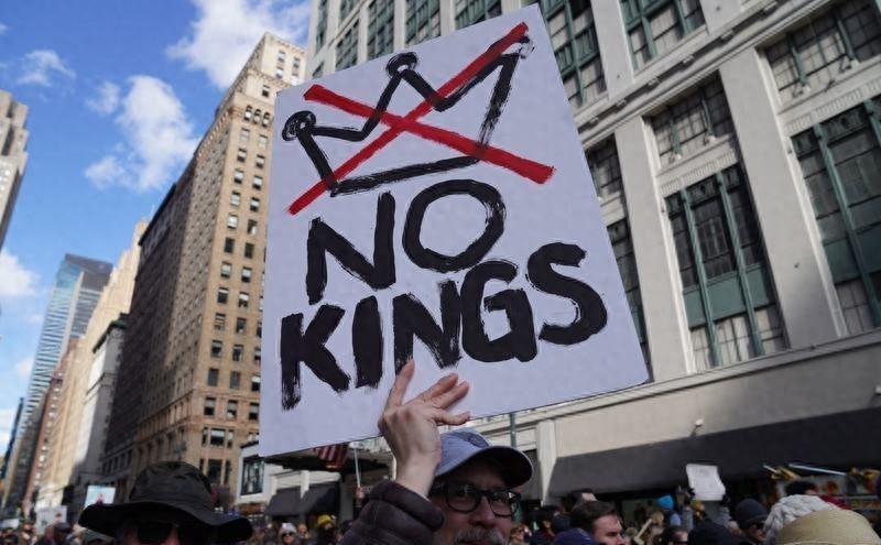 你敢信吗？距离11月3日的美国大选只剩大半年，华盛顿政坛却已经悄悄上演了一出史诗