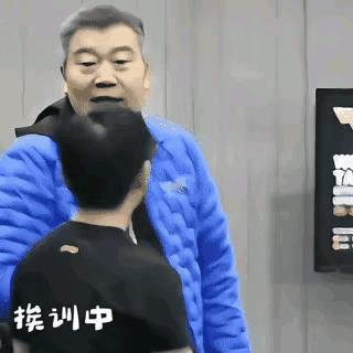 孙颖莎两个主教练都不教她了？最近几个比赛，孙颖莎的临场指导突然变成了马琳，
