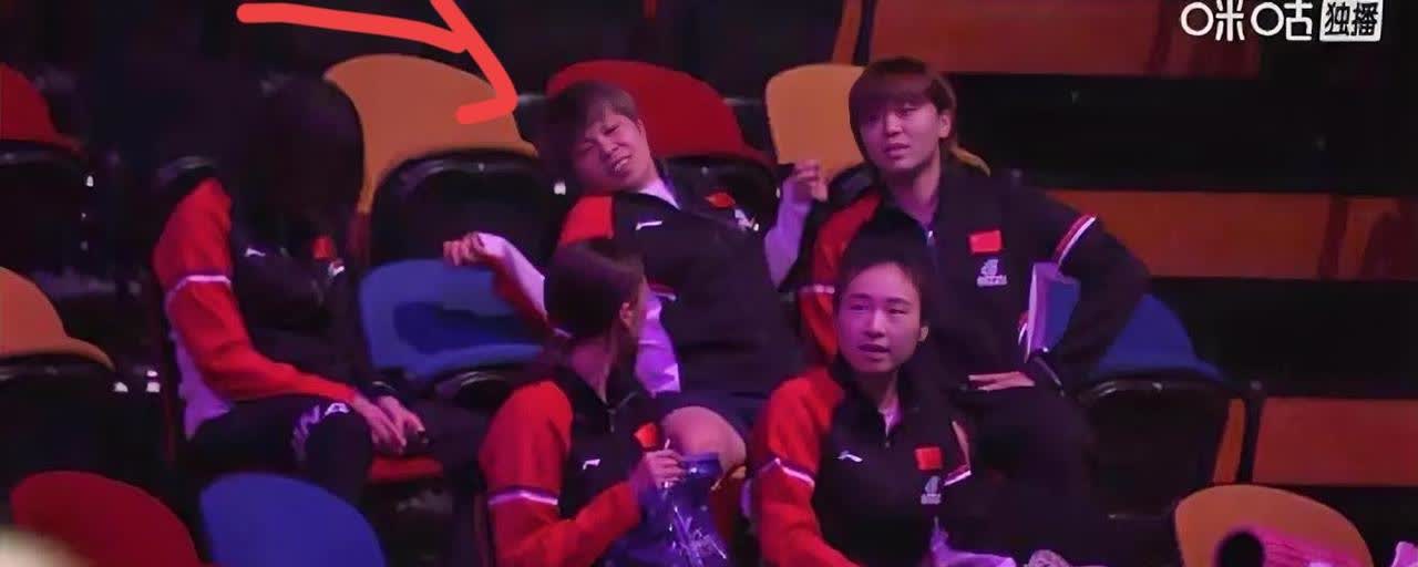 笑不活了，陈幸同跟韩莹比赛结束时，镜头给到了观众席上的国乒女队，王艺
