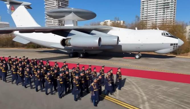 朝鲜这次怕是有点高估自家的技术水平了！新型预警机亮相的时候，机身上压根缺着必要