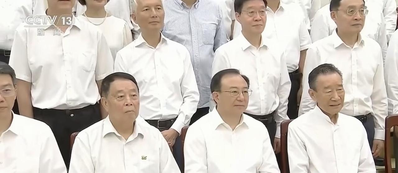 李雪健作为专家的代表在北戴河休假。我突然间想起一件比较有意思的事儿，李雪健老师不