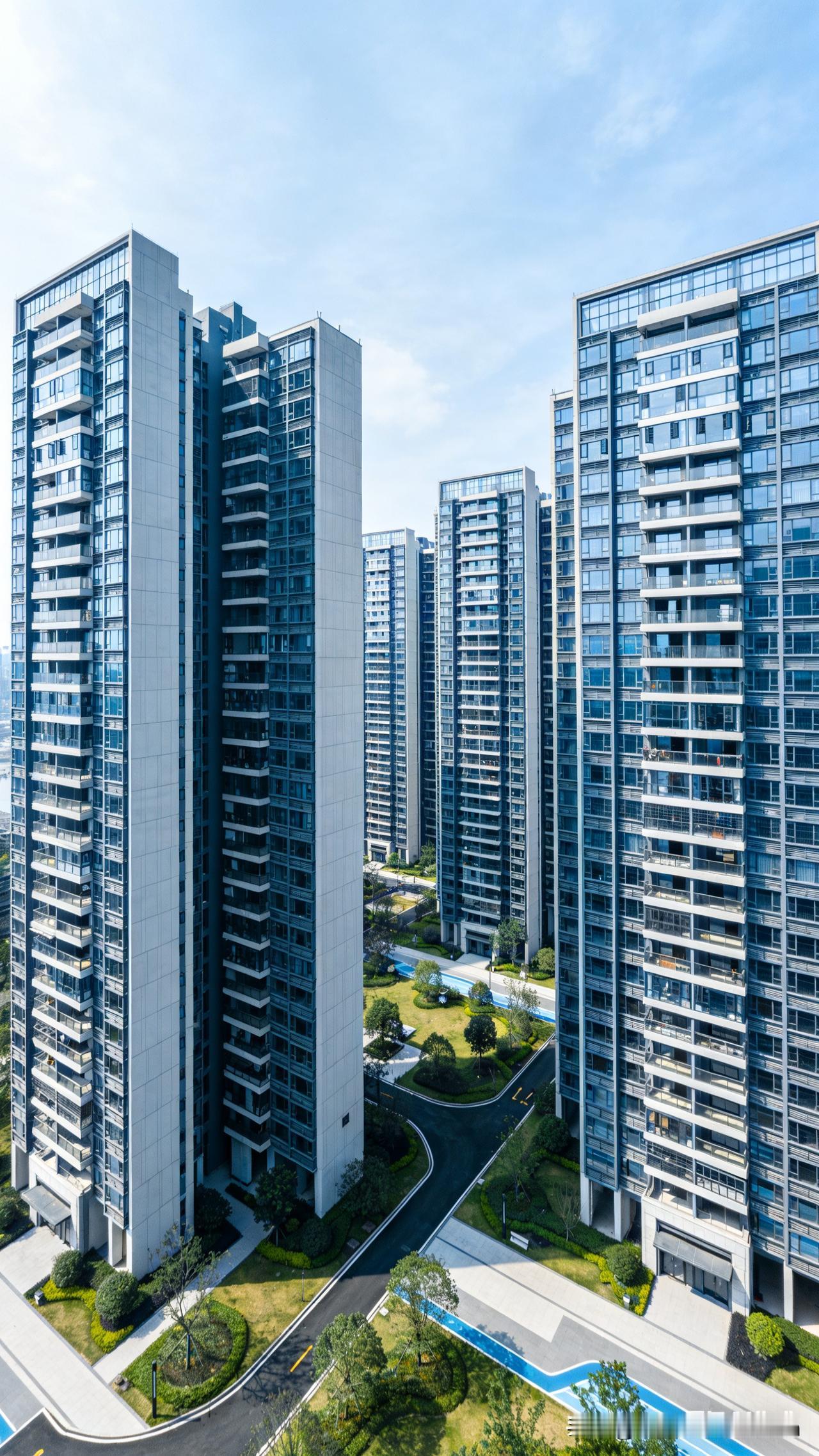 广西柳州一小区上演魔幻现实剧！46部电梯全停运，14栋楼的业主爬楼爬到腿软！