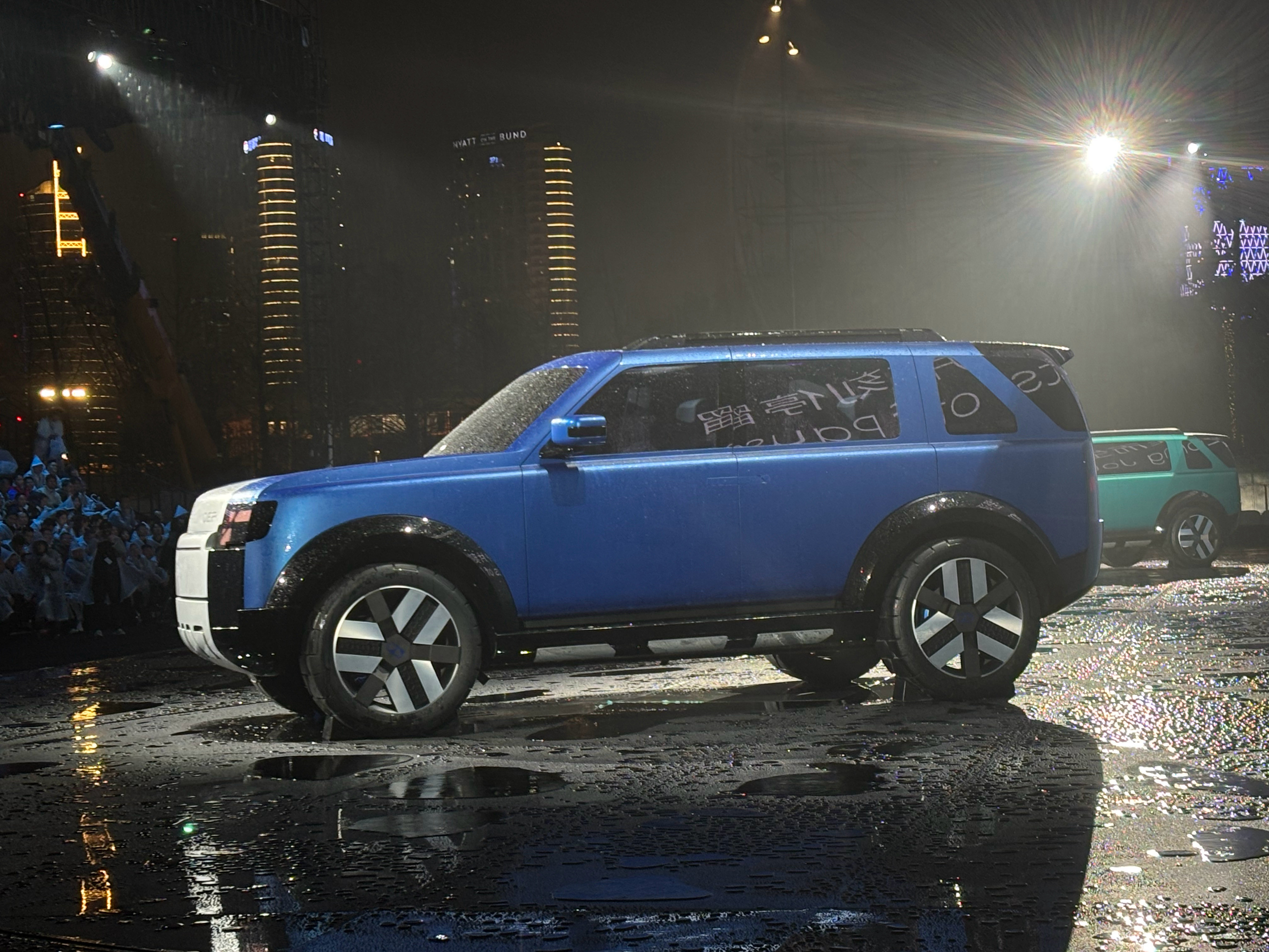 内饰有点boring，尤其前面这块带鱼屏。