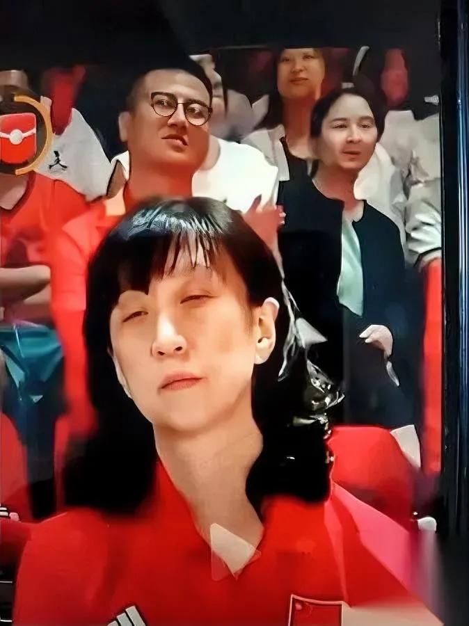 昨晚曼谷颁奖礼真的看傻了朱婷拿大奖居然没到场？她靠四万三千多张球迷票