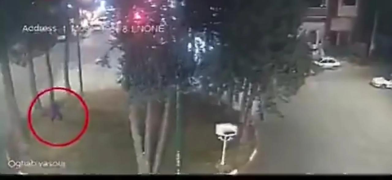 在伊朗动乱期间，一名暴徒在伊朗西南部的亚苏季向街上人群和安全部队开枪，随后跑回家