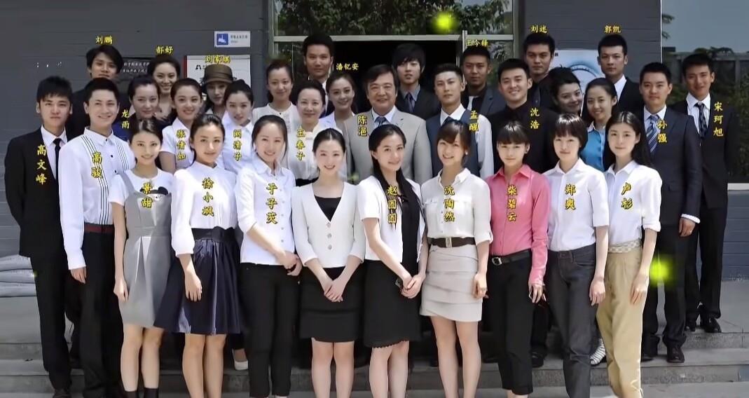 有件往事。翻出来挺唏嘘。北电07那屋景甜爽子阚清子，脸是班里天花板，可感情事凑不出一个不晕的，阚清子