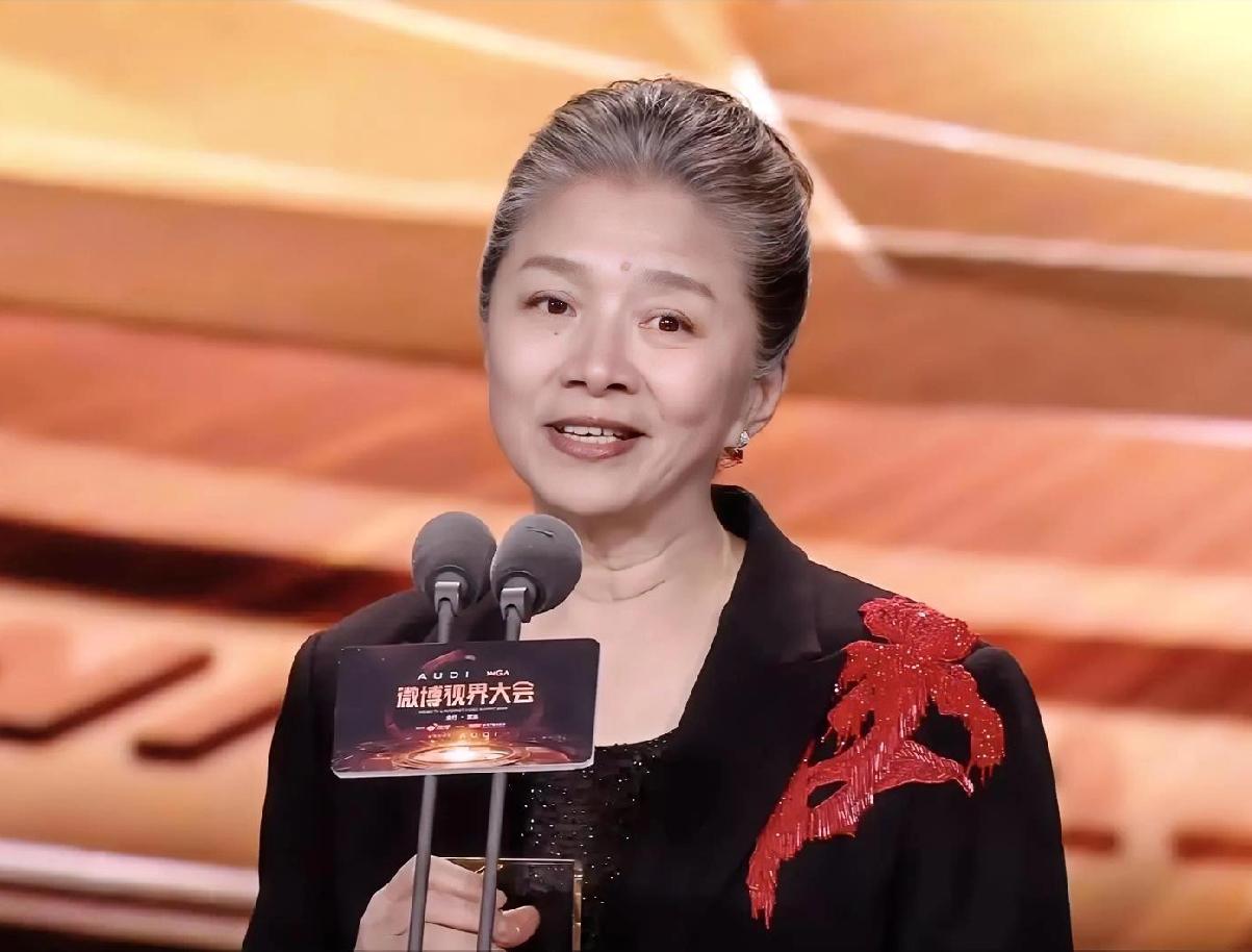 迟蓬谦虚的获奖感言打了多少人的脸！当获得微博视界大会年度口碑演员时，她说：