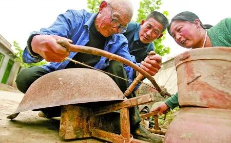 六七十年代父亲去东北锔锅锔缸，六十年后我们去东北旅游，一个天上一个地下。那时候