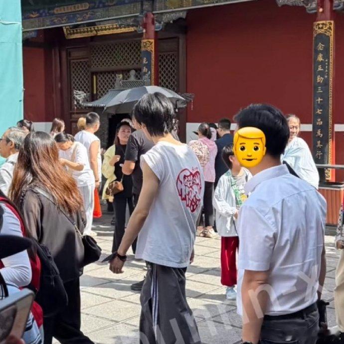 五台山偶遇张真源和爸妈旅游有网友在山西五台山偶遇张真源和爸妈旅游，真源穿白短袖