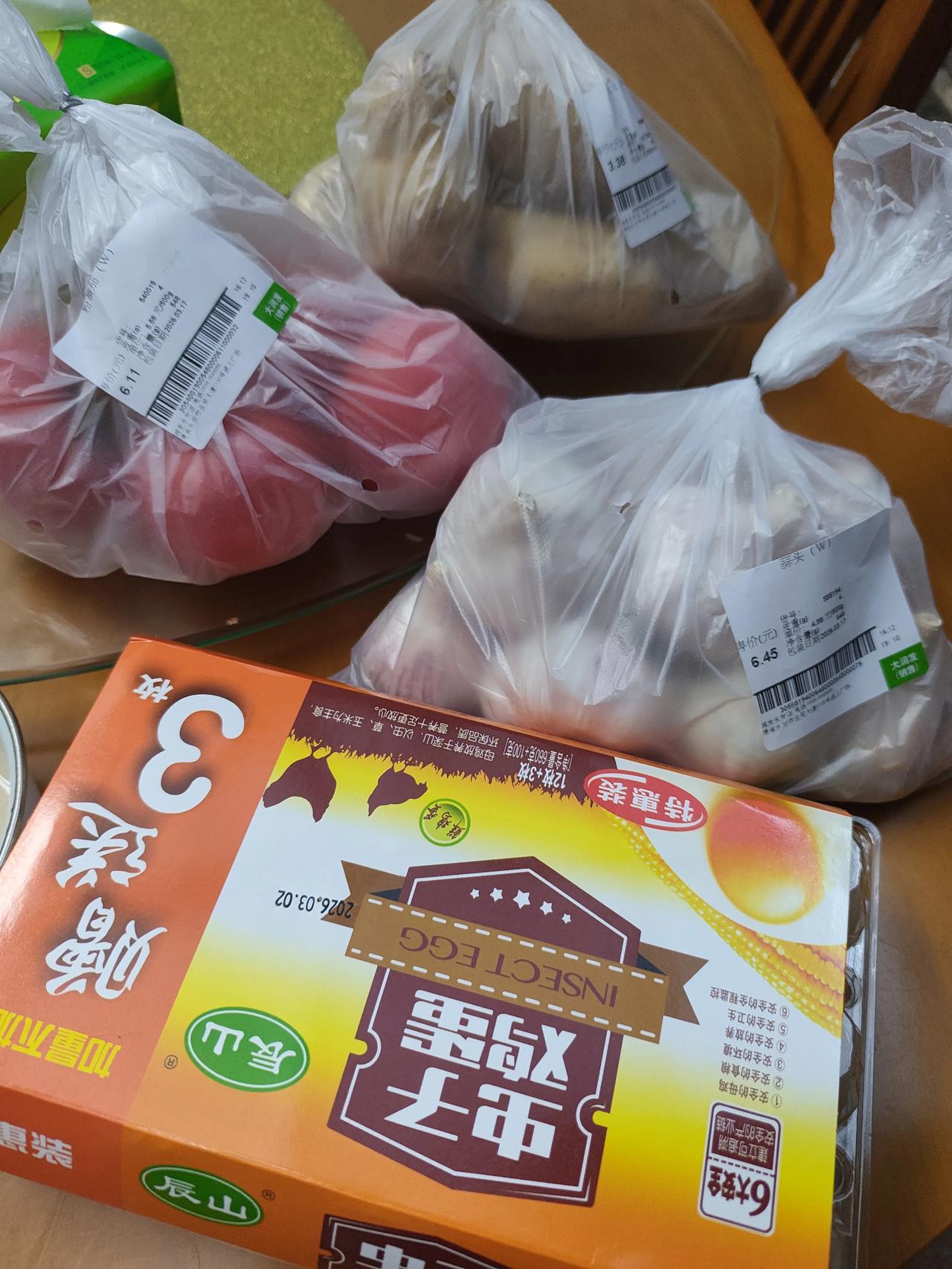 前几天去了一趟超市，可能是我下班的点去的超市里面，并没有很多人，偌大的超市可以数