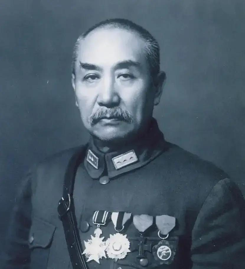 1949年，太原解放前，10位特务刚杀了一批地下党员，正在喝酒庆祝。但特务不知道