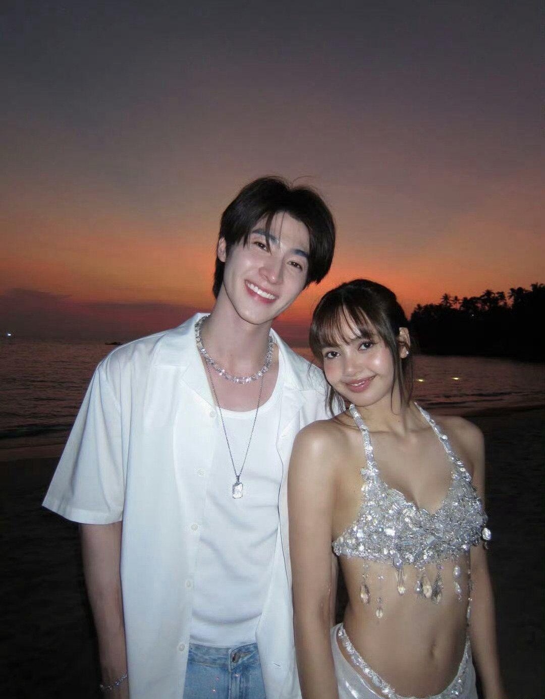 Lisa与新男友的合照，像极了Lisa与三公子，只是形象和身份互换了