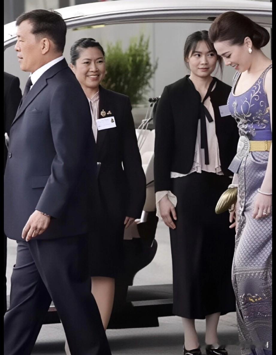 别说泰王了，换谁走在这么漂亮的夫人身边，都得下意识把背挺直，生怕配不上这富贵逼人