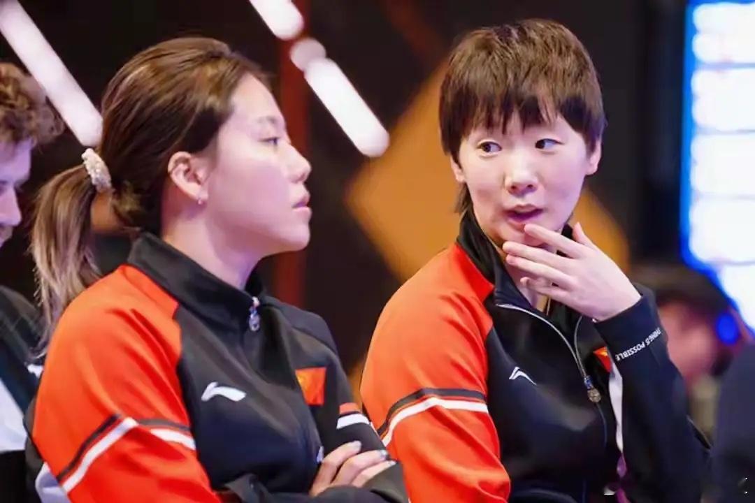 抽签仪式，曼昱心里七上八下紧紧盯着抽签屏幕。曼昱手指尖抵着下颌，她侧过脸对