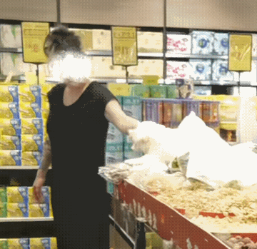 这是人干的事么！一女子带狗逛超市，并将狗放在食品柜上。切不说超市一般不让带宠物