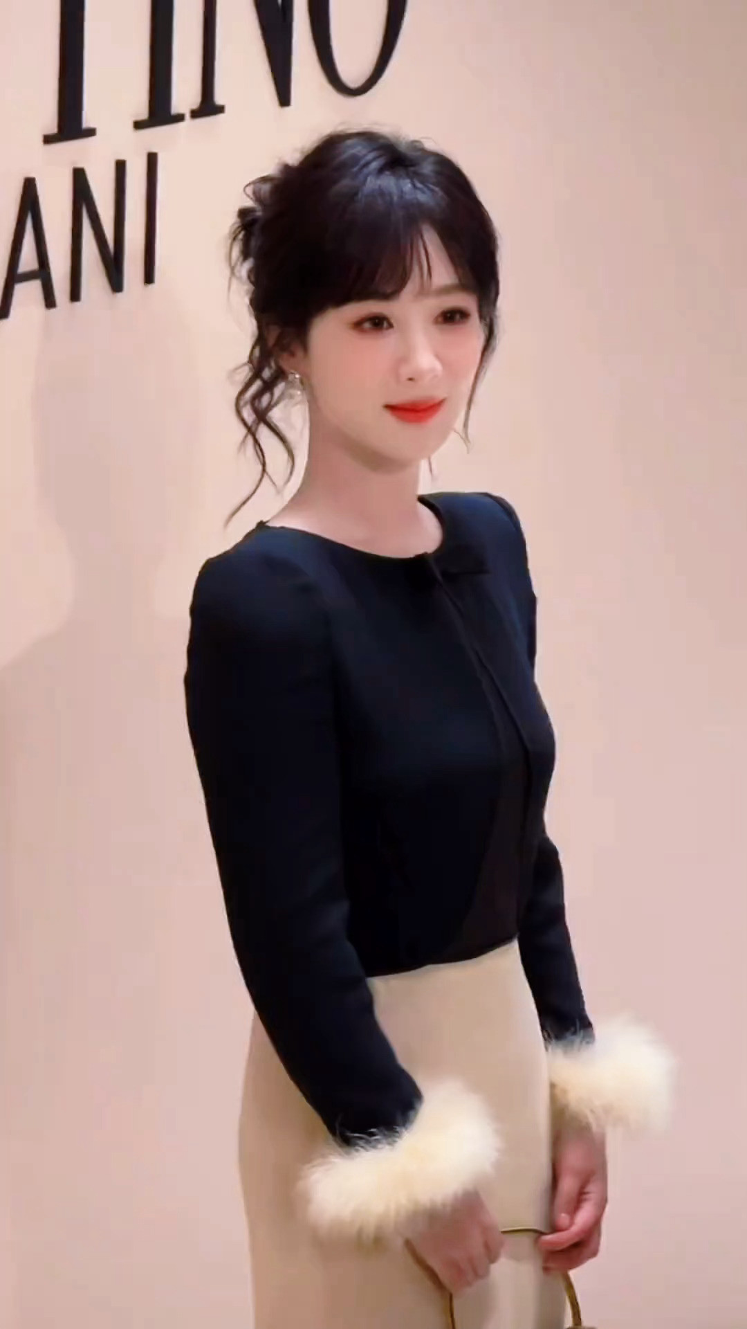 杨紫美的不知天地为何物，越怼脸越权威的美貌。杨紫状态这么好，又要很快美美滴进组了