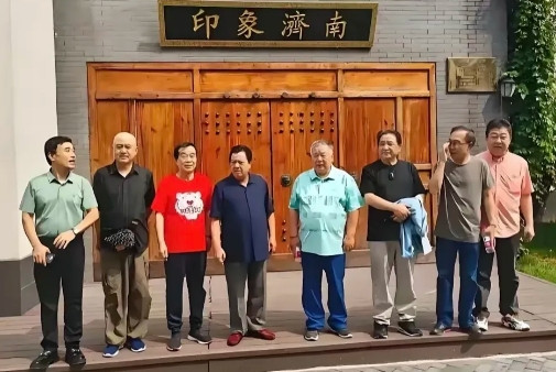 前曲协主席姜昆带领一众“相声表演艺术家”们齐聚济南，有石富宽、赵炎、李金斗、郑健