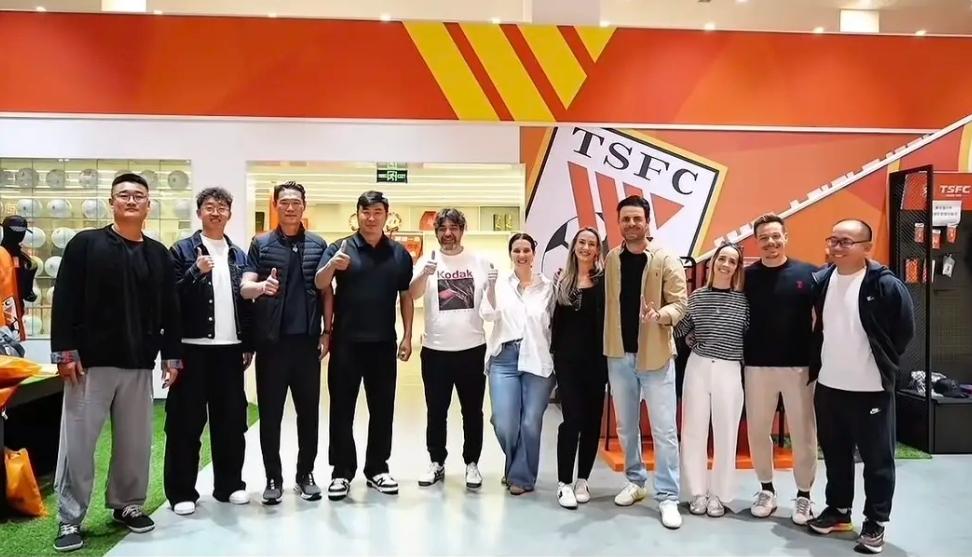 山东泰山队新动向，打破内讧不和传闻。此前在网络中曾流传过一段视频，其中显示泰山