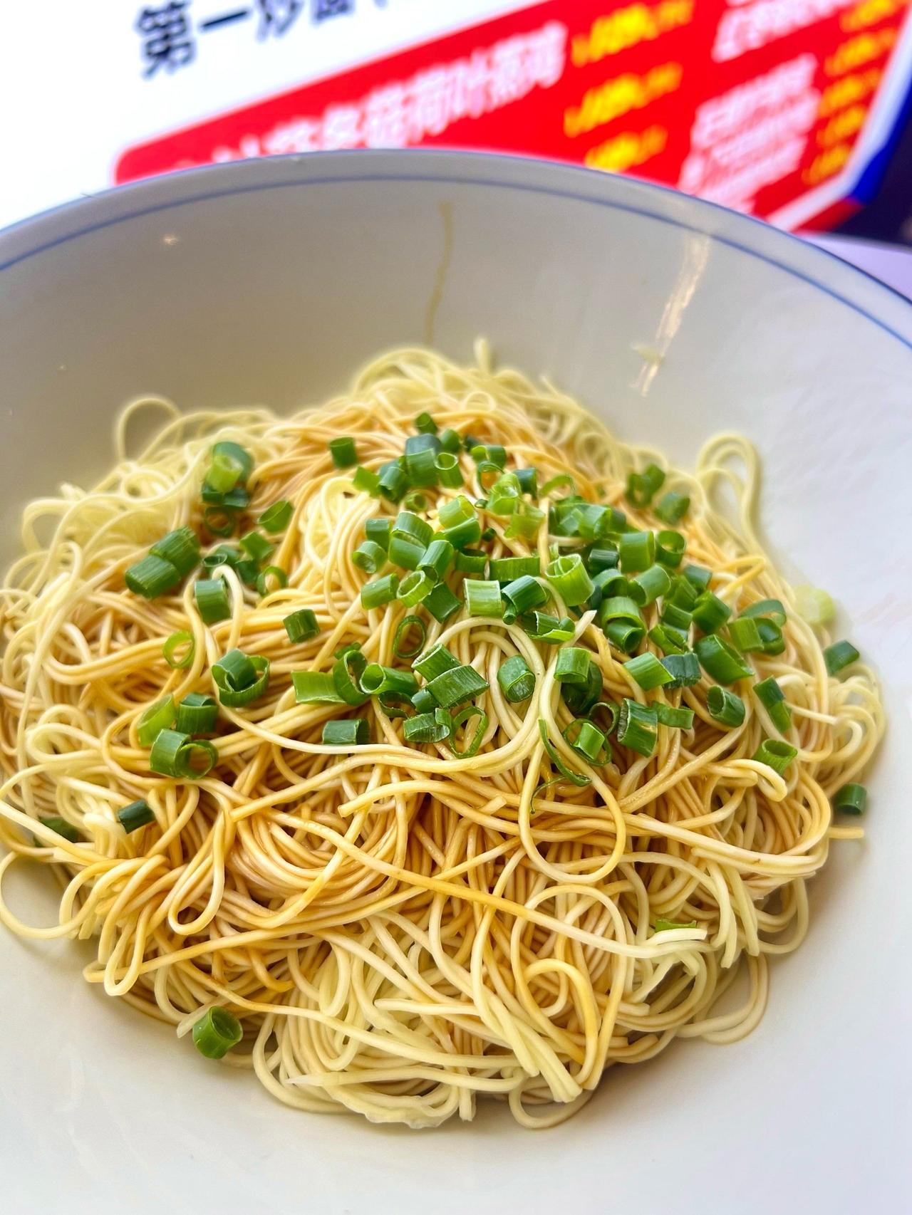 那碗没吃完的面清晨去买豆腐，碰见了老邻居张姐。她提着菜篮子站在路口，头发白了大