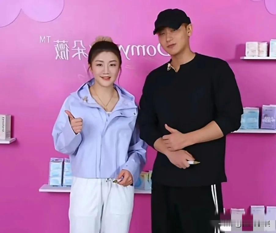 黄子韬请陈梦代言，在签约仪式上，黄子韬对陈梦说：谢谢姐姐！话音刚落，伸手就是一巴