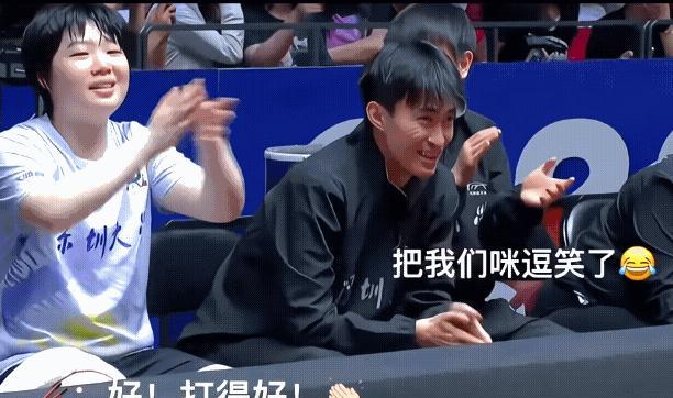 深大这氛围，谁看了不说一声好！比赛场上，平野美宇精彩得分，场下，队友莎莎