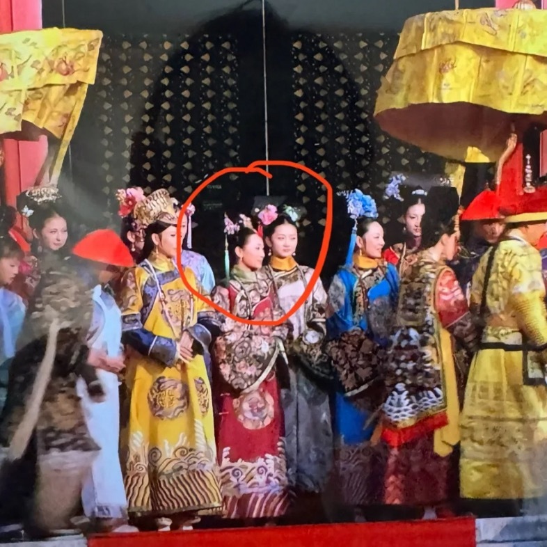 原来安小鸟这么矮无论前后左右，都比她高半个头！​​​