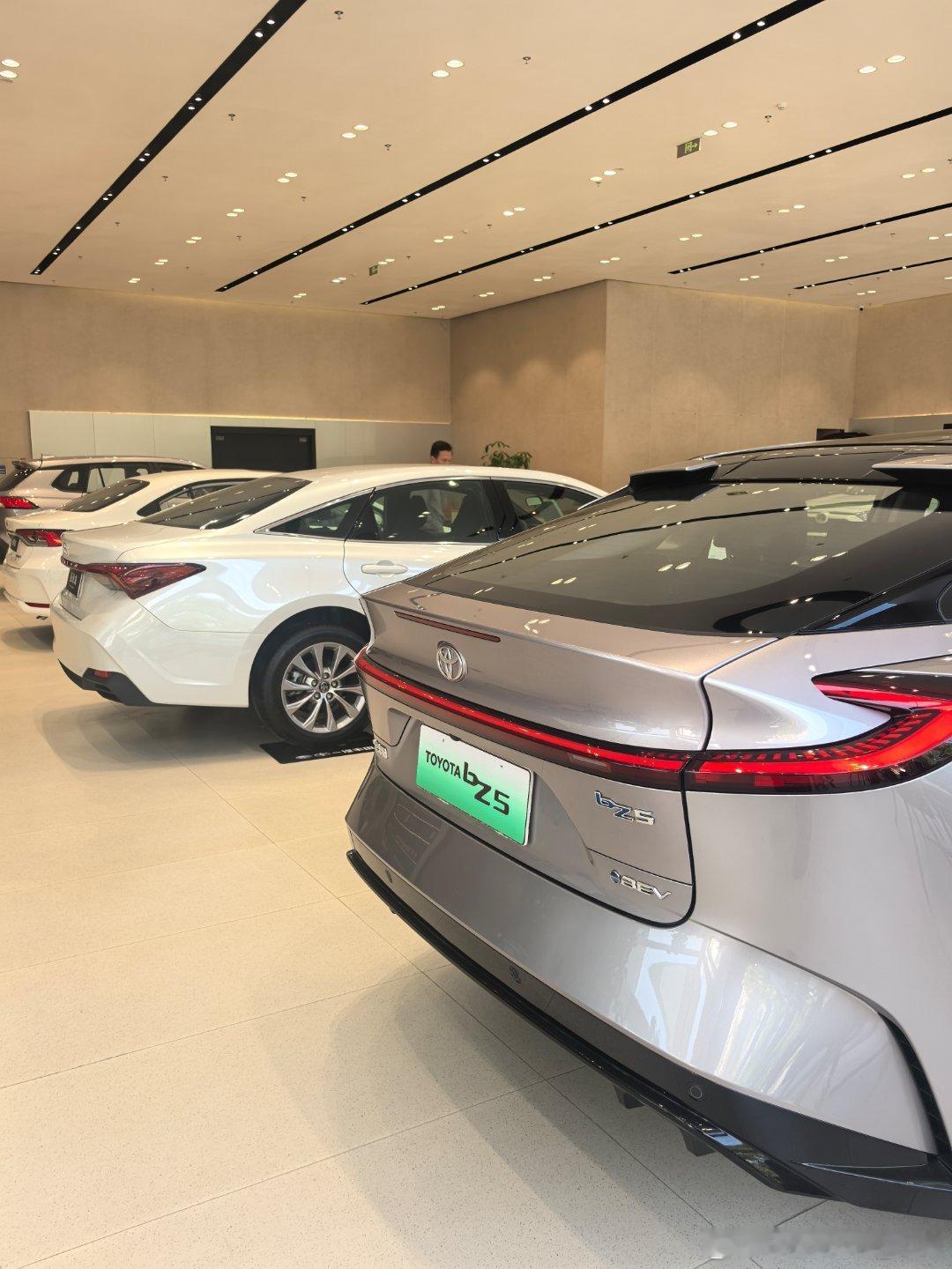 观察了丰田门店，有两个现象1、光顾群体，看车人群多数都是长辈2、电车bz5根本没