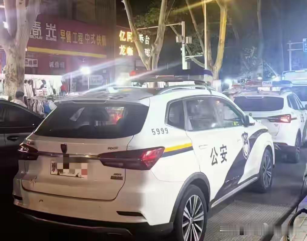 河南郑州，一位刚入职一周的年轻女孩，在街边炸串店值守夜班。谁也没想到，上班期间只