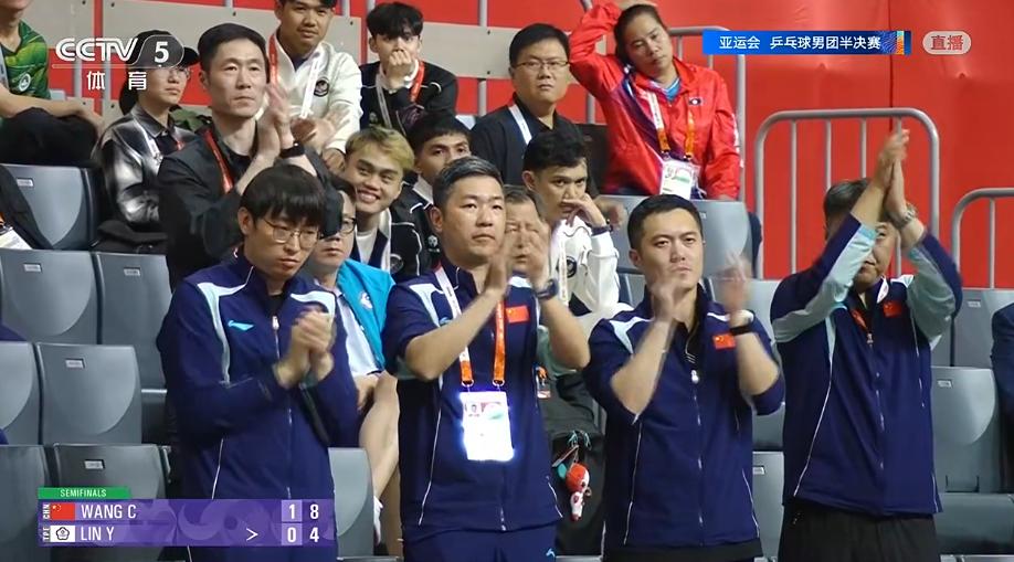 王楚钦2-0领先林昀儒的时候，大家注意到看台上的教练团了吗？已经燃烧了，全都