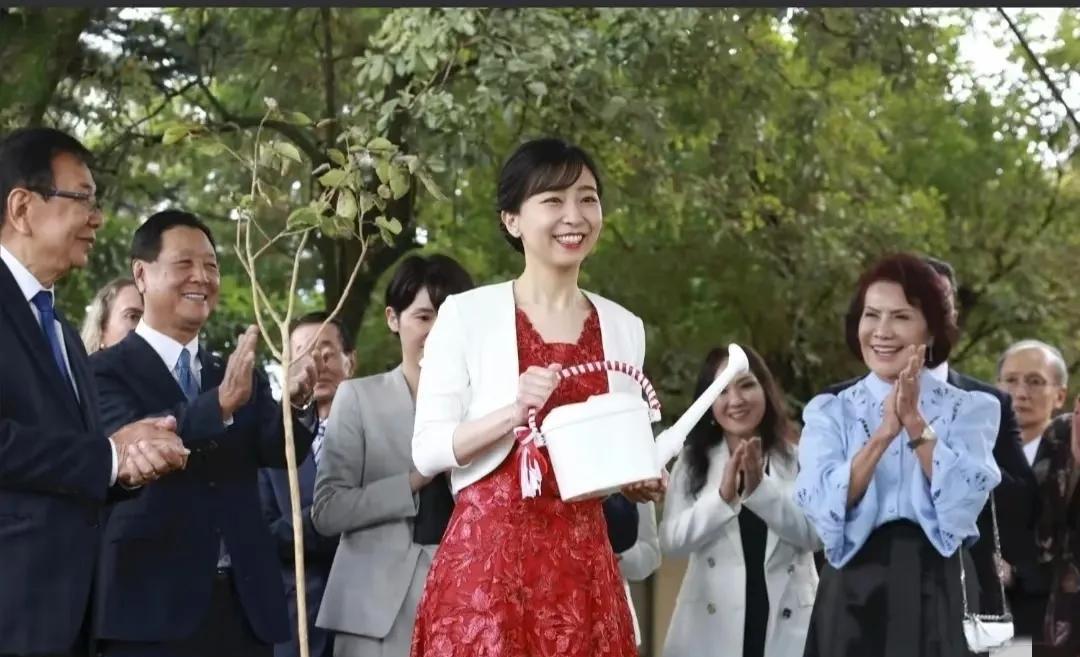 佳子公主穿的比她堂妹爱子要漂亮多了或许怕佳子再跑了吧，宫内厅对佳子的穿着管束没