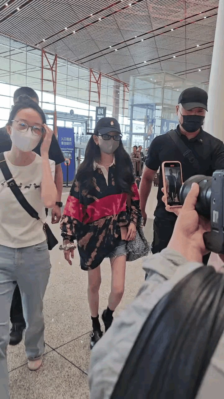 太瘦了那个腿上一点肉也没有😭这符合男生们的审美吗