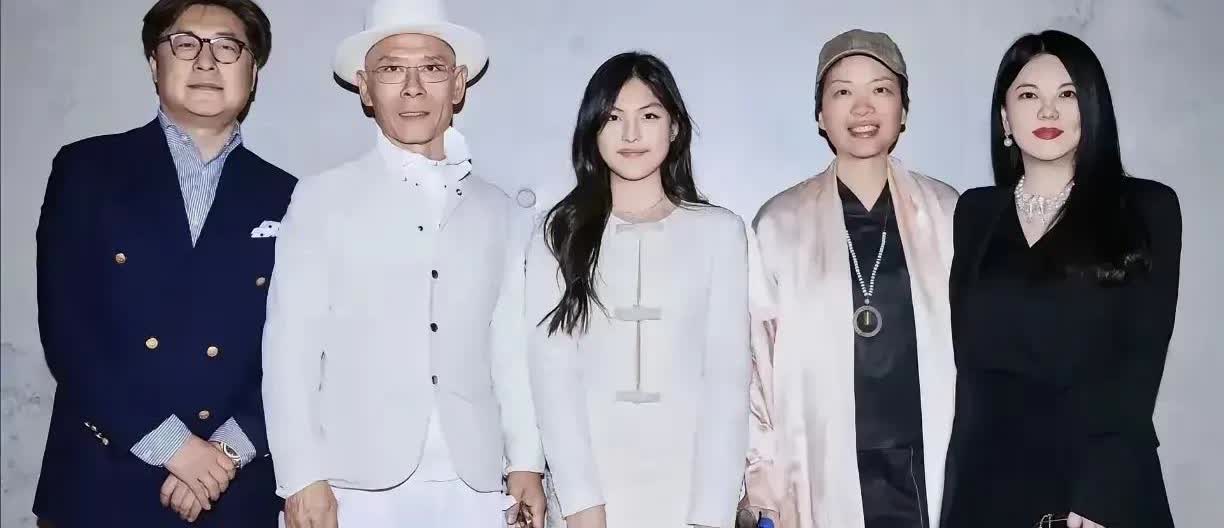王诗龄的爷爷奶奶气质出众，文艺范儿十足，一看就是家世不一般，稳站C位的王诗龄不仅