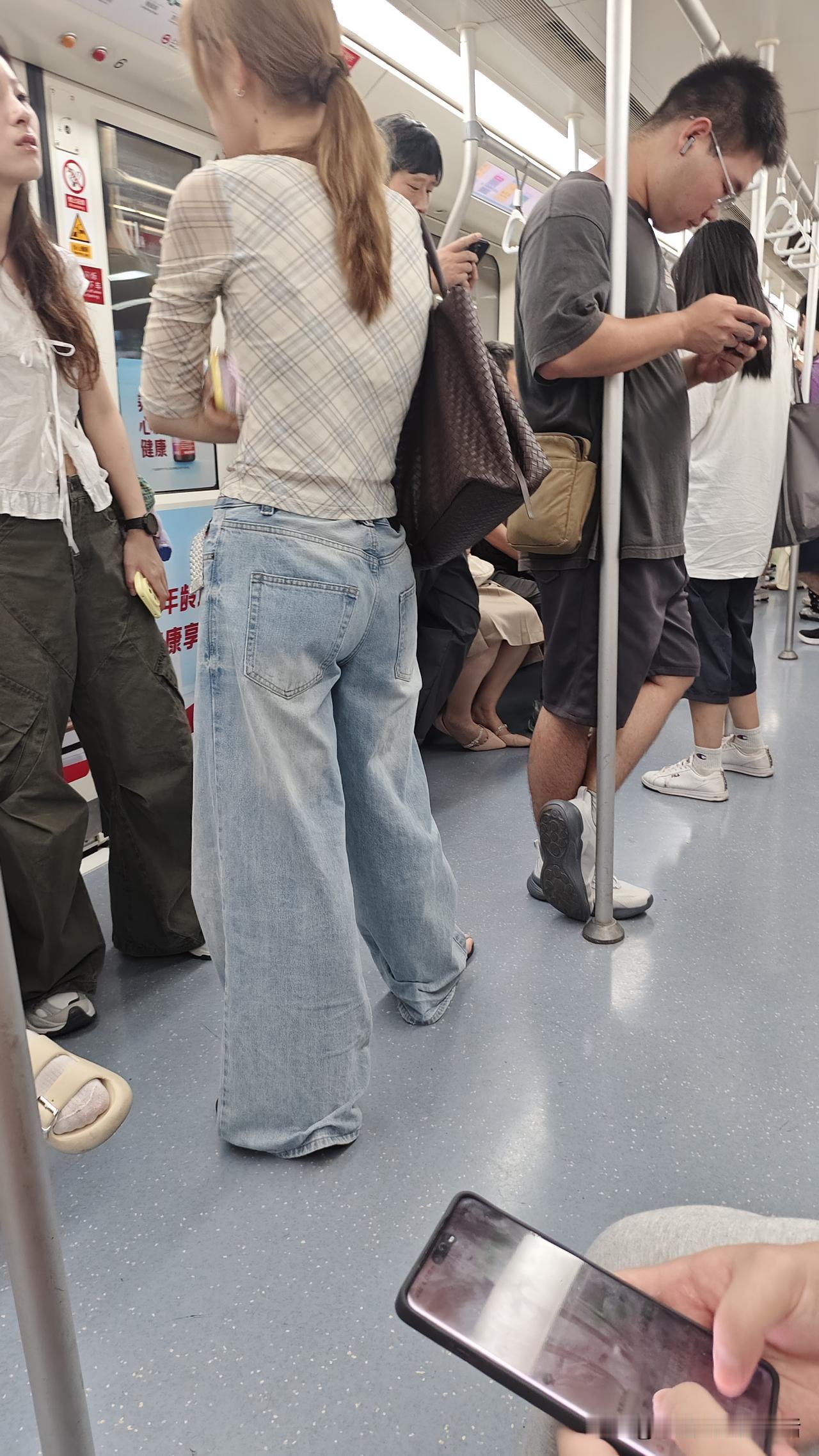 上海我来了，在上海虹桥火车站下了车，老公定了远洋宾馆，我们乘坐地铁10号线换乘1