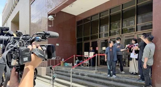 台北地方法院今天再次传讯柯文哲出庭受审，并传唤台北市都委会执行秘书刘秀玲作证。民