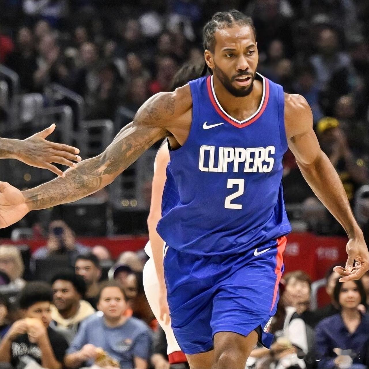 伦纳德的伤，不会重！两个原因据美记Haynes报道，伦纳德将被安排提前离开球队