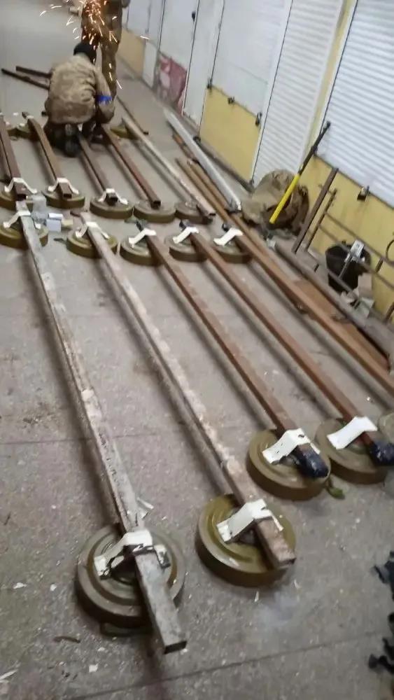 从网上最新出现的乌军改装地雷的照片来看，乌军正在为防御某个人口稠密地区赶制“地雷