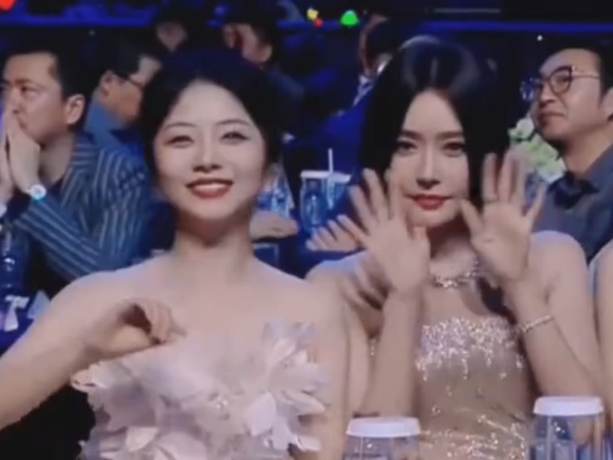 谭松韵录制的是向往的秦岚谭松韵录制的是向往的秦岚吧哈哈哈哈，和姐姐贴贴的晶晶也好