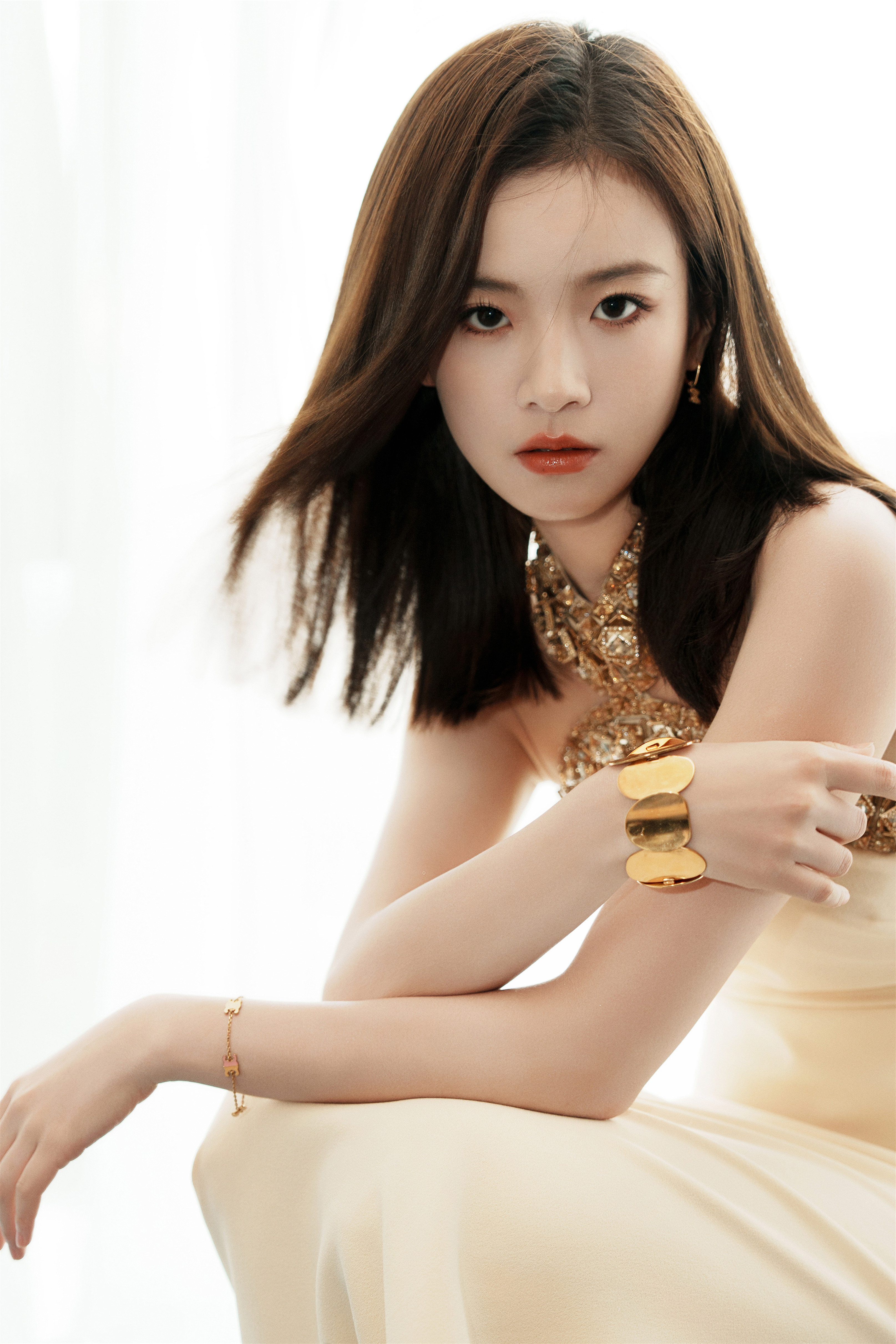 李庚希金鹿奖影后，一袭白色长裙，尽显端庄气质​​​