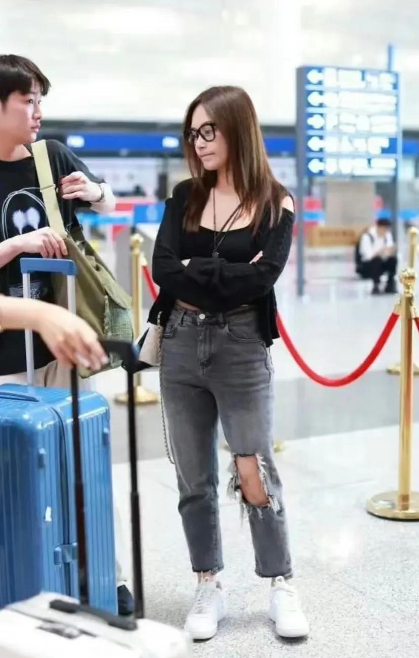 阿娇素颜照缺点都看出来了，看着也比较普。这跟她的精修图完全是两样啊！被称为