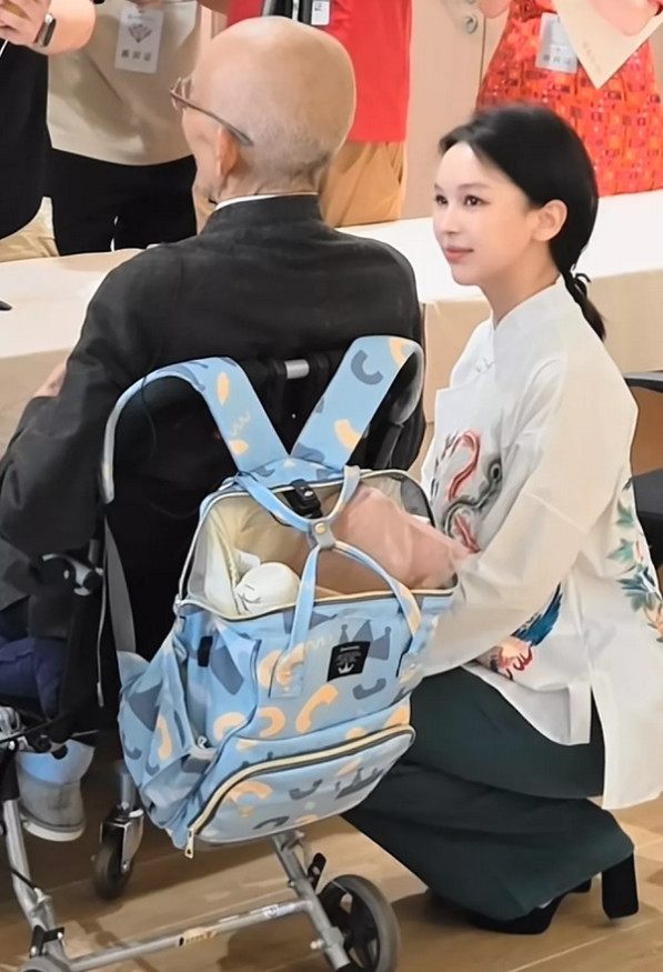 有谁注意到，游本昌庄严宣誓时，旁边半蹲着一个漂亮的女孩？她叫游盈绮，是游本昌
