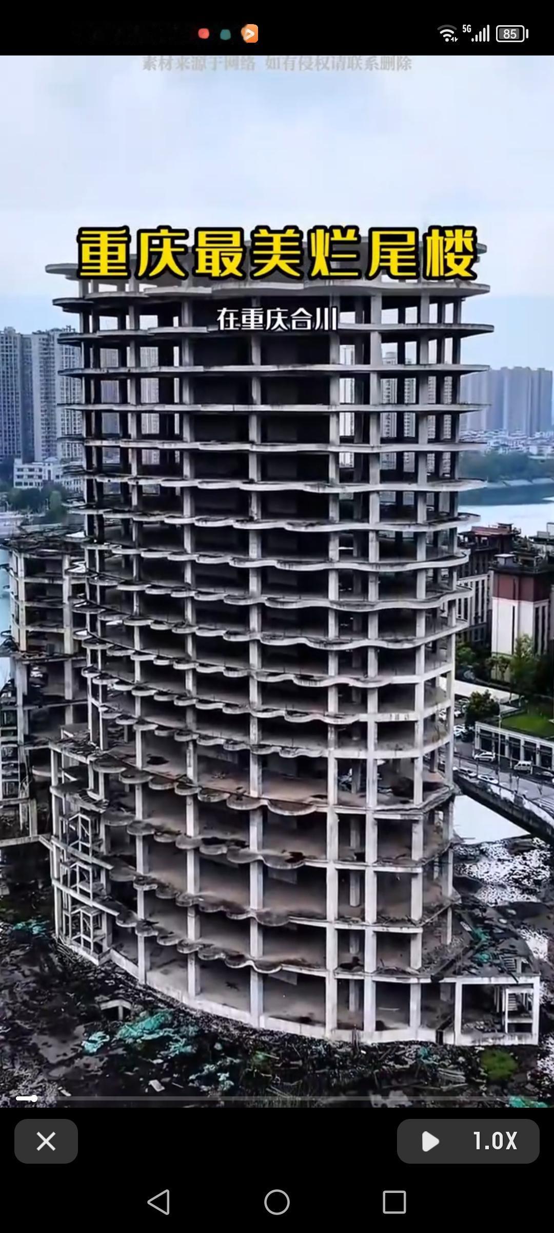重庆真是个充满惊喜的地方，深山里藏着绝美建筑烂尾楼。它有着独特的波浪造型，和周边