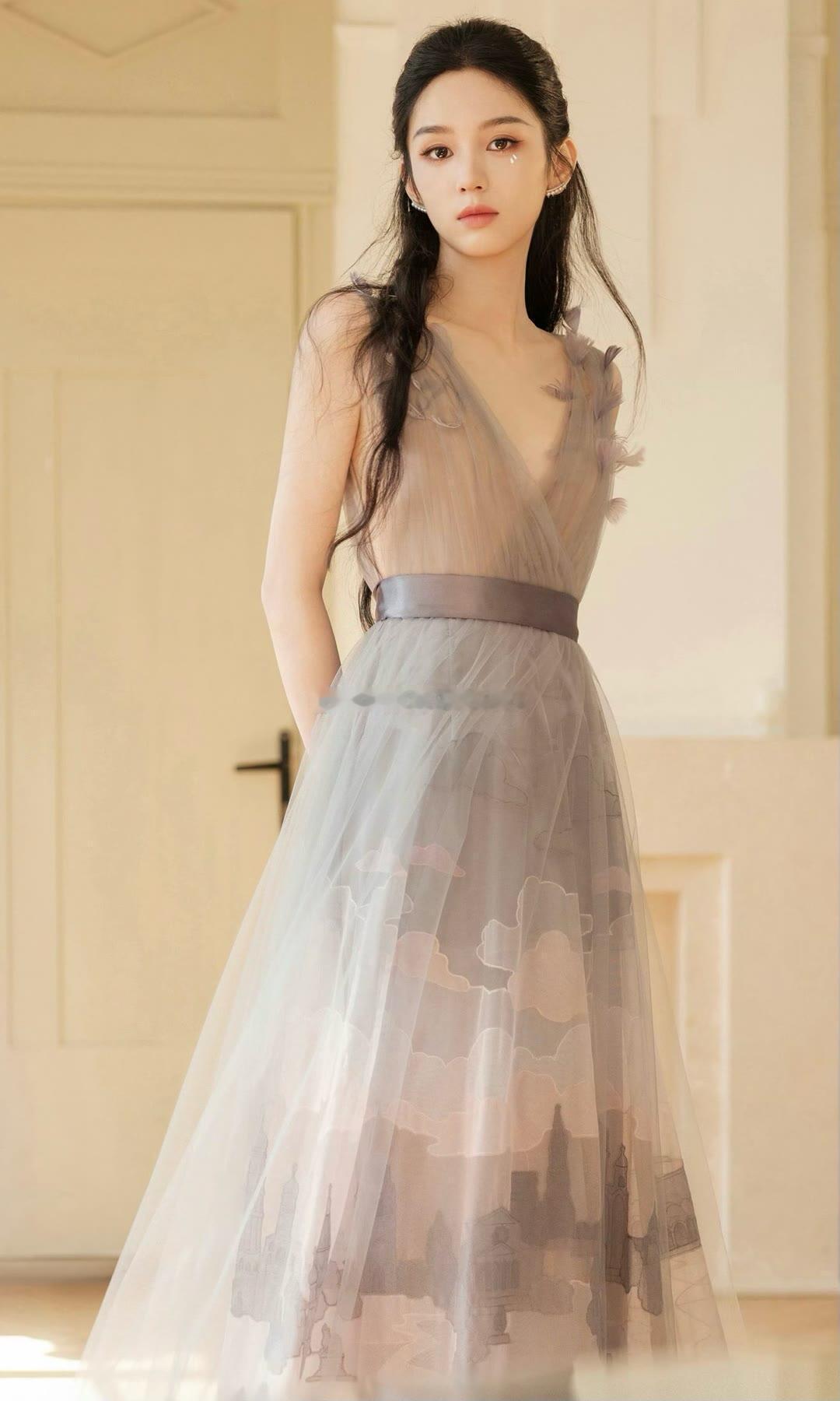 周也-自带破碎感的公主殿下谁懂啊！周也这套造型直接把我美到失语，薄纱长裙如烟似雾