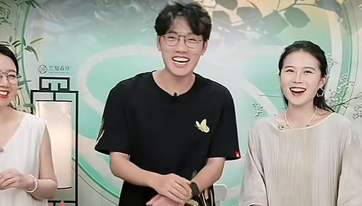 刚刚兰知春序潇潇、真真和鹏鹏交班，鹏鹏那个开心，嘴角是压都压不住，网友留言称“鹏