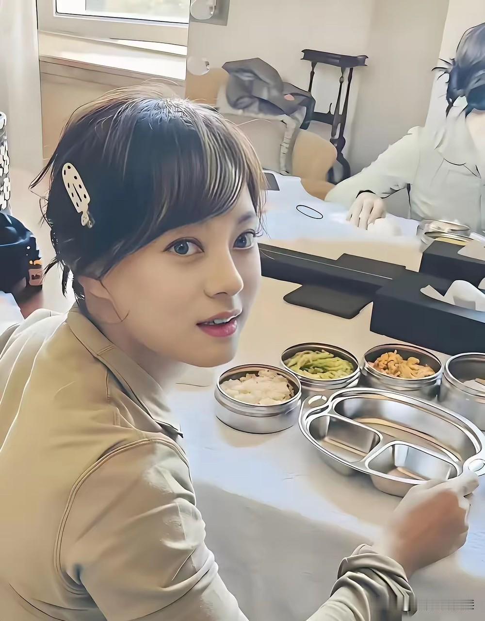 孙俪的颜值真的两个极端！有时漂亮的不可思议，有时丑的难以直视，真不知道邓先生是