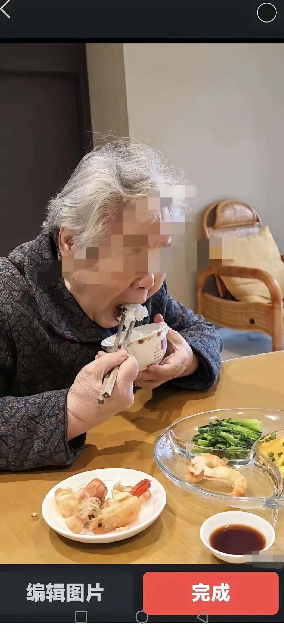 这个婆婆真好​丈夫出轨了，丈夫跟小三结婚了，婆婆觉得儿子对不起前儿媳，婆婆把每