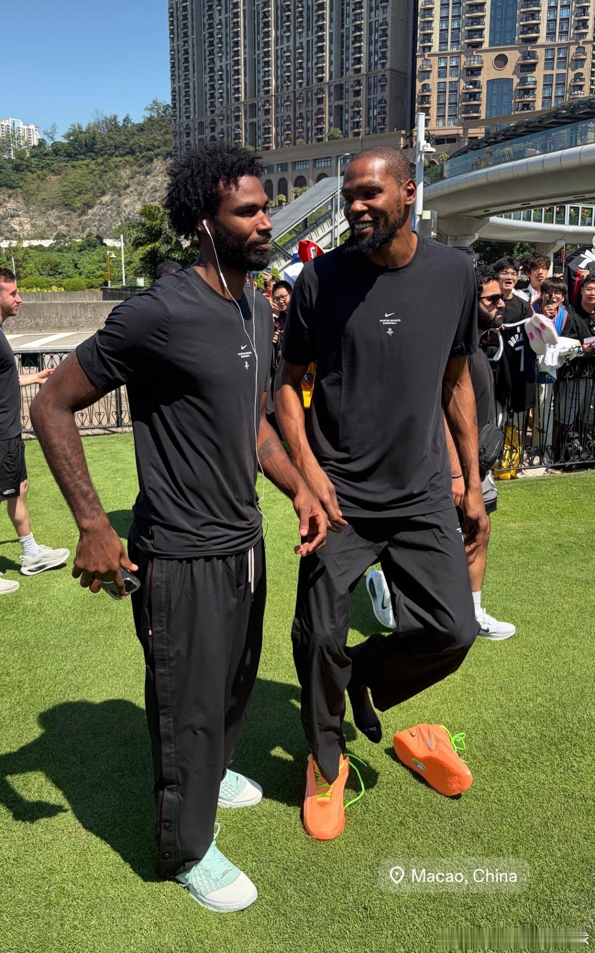 阿杜，你鞋子怎么回事[笑着哭]休斯顿火箭nba中国赛2026NBA​​​