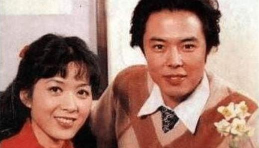 1983年，沈丹萍与张铁林已经谈了6年恋爱。有一天，沈丹萍刚回到宿舍，同宿舍的一